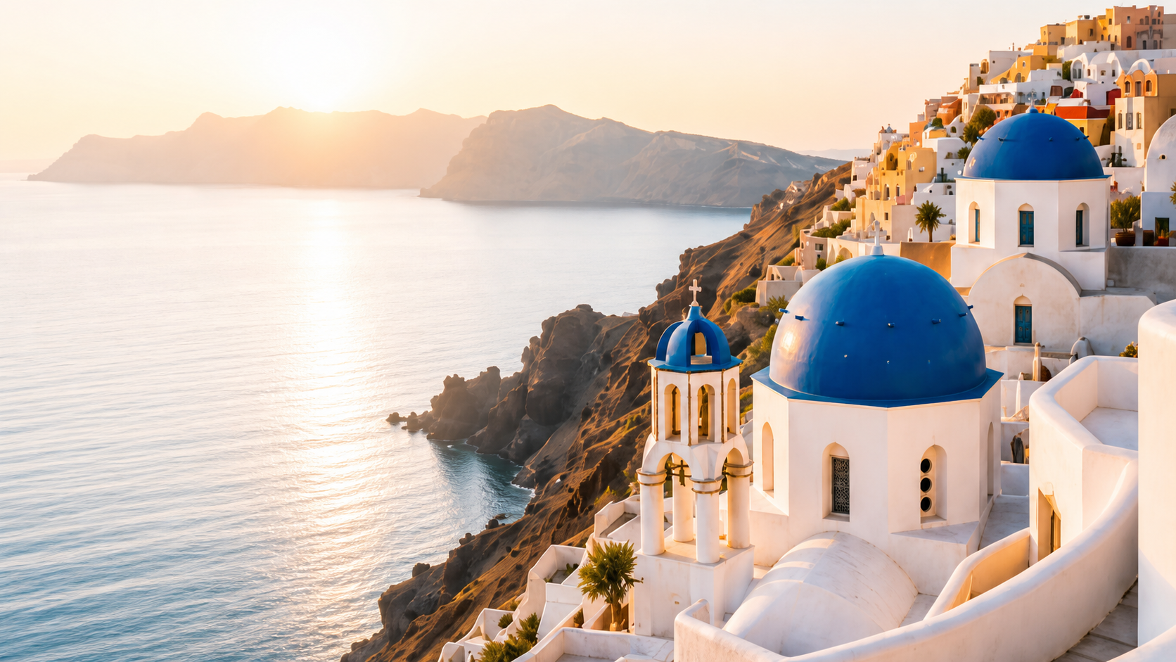 Santorini kıyıları ve mavi kubbeli yapılar